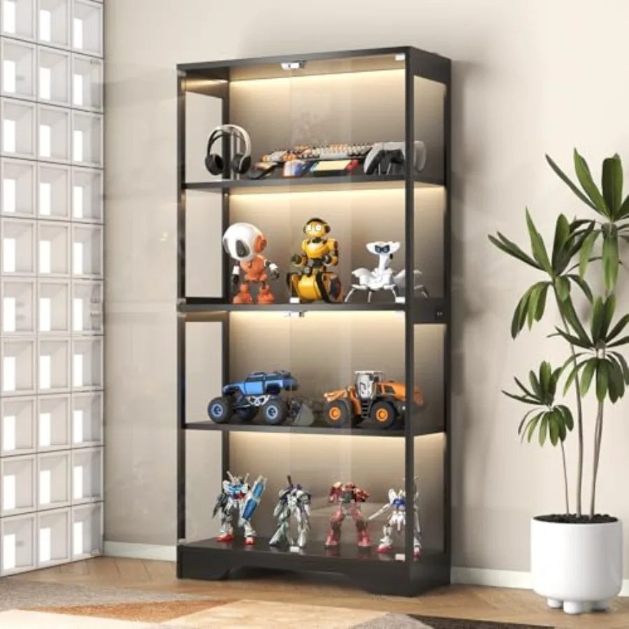 Glass Cabinet Display - コレクションや美術書を収納できる、ガラス扉付きの展示キャビネット。黒色の金属と木材を使用し、高さ63インチ、4段構造で、カラフルなライト付き。