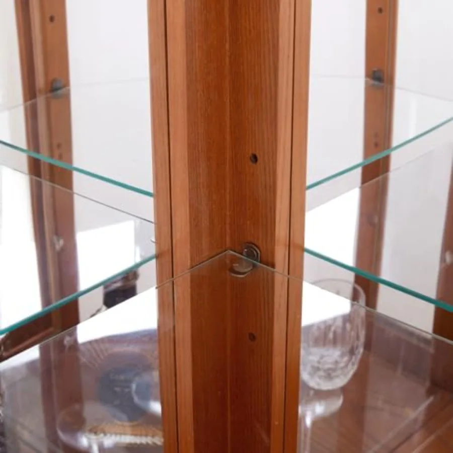 バーでの使用や酒類の保管に適した、角型の飾り棚。明るい木目調 - Glass Cabinet Display のレビューと価格